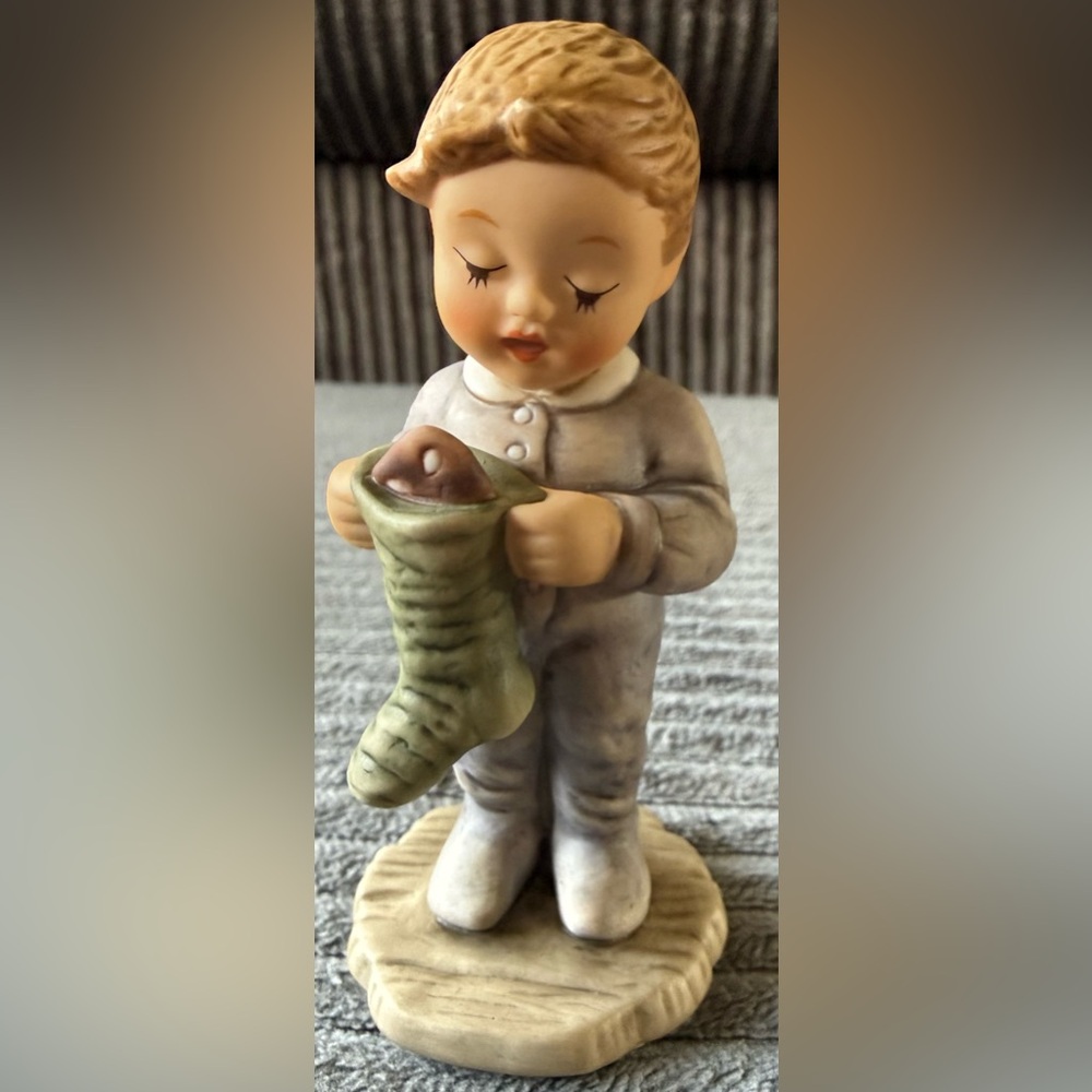 VTG Berta Hummel Holiday Figurine with Green Stocking Stuffer 2002 Boy
